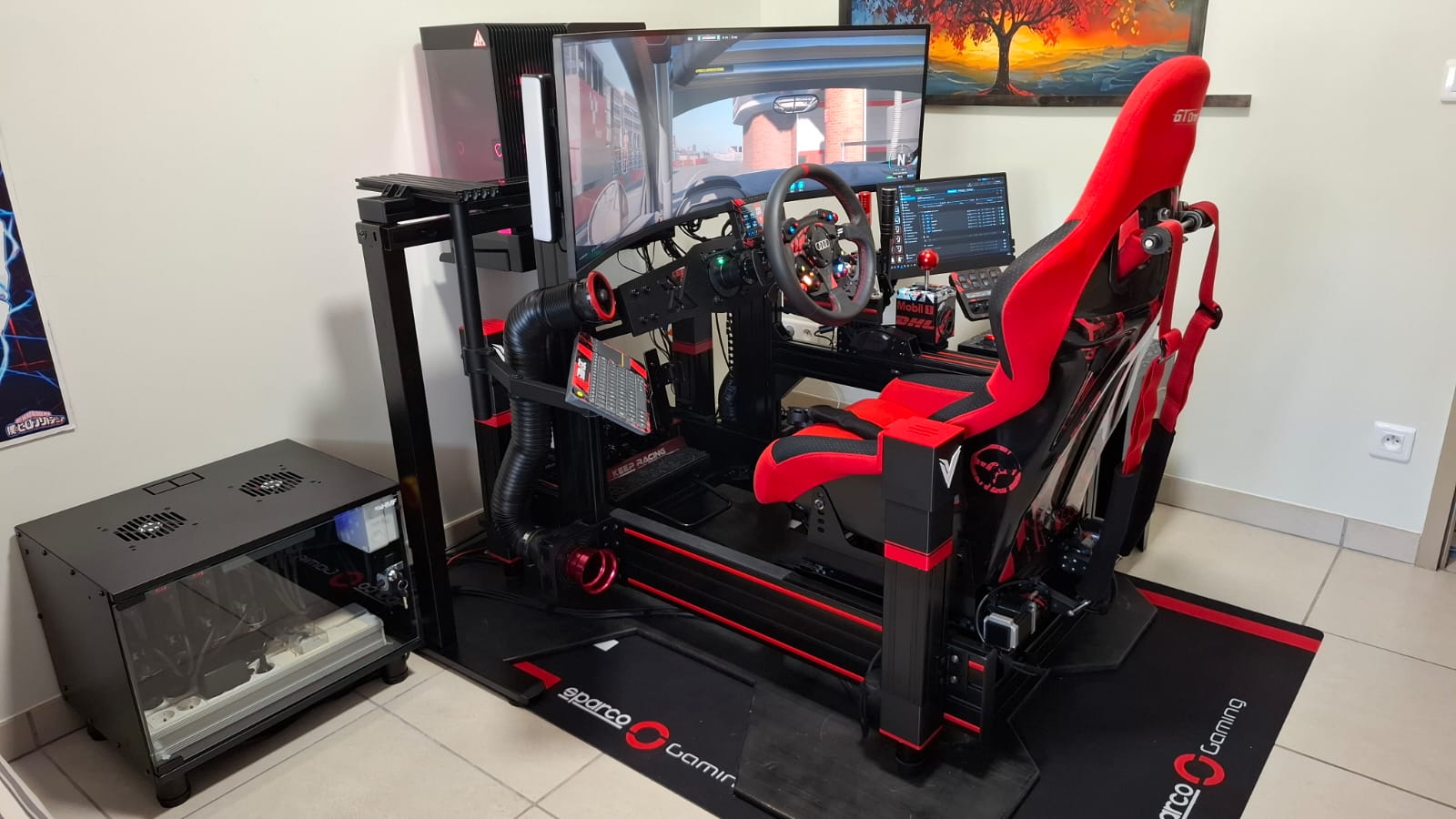 Simulateur de sim racing complet équipé de vérins V-TRAX : châssis noir et rouge, siège baquet, triple écran incurvé