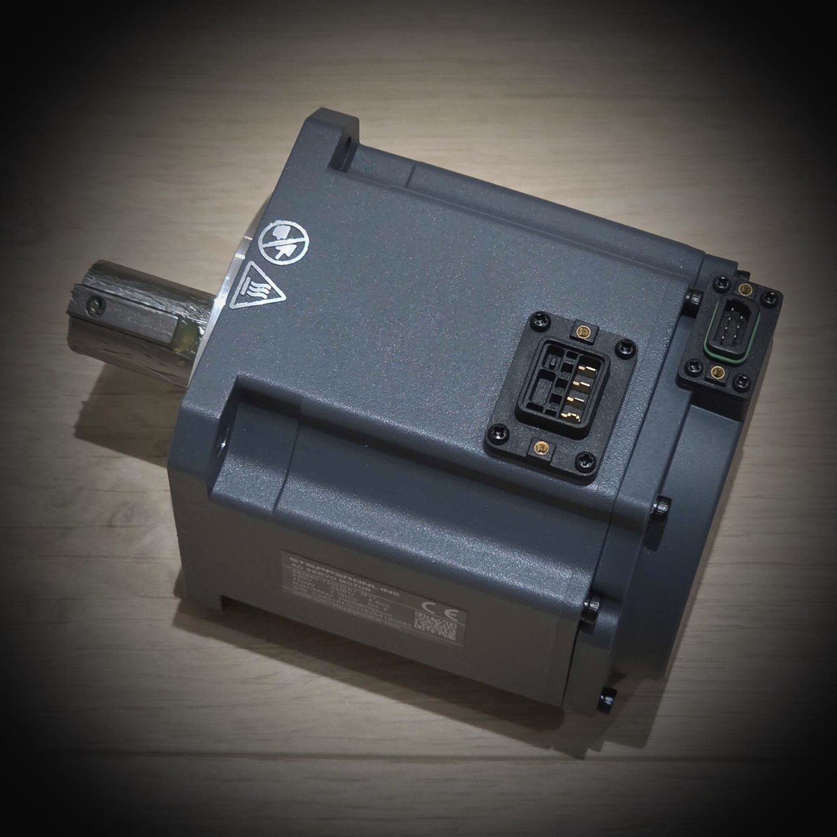 Servomoteur AC A6 750 W à encodeur absolu 17 bits, avec son arbre claveté et ses connecteurs puissance et codeur