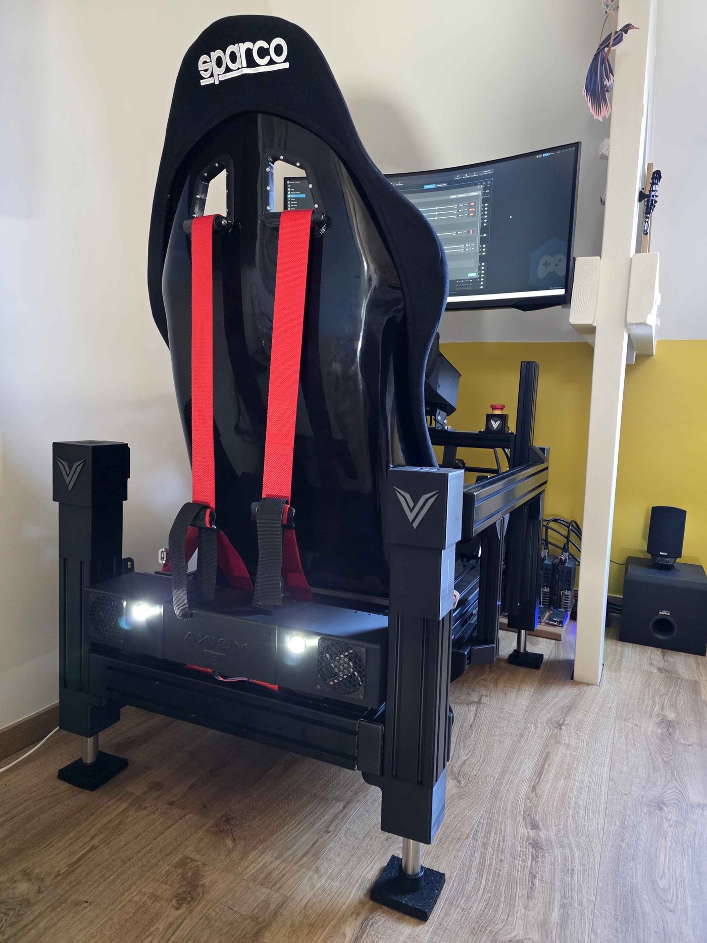Simulateur de sim racing équipé de vérins V-TRAX : siège baquet Sparco monté sur des vérins linéaires en profilé aluminium