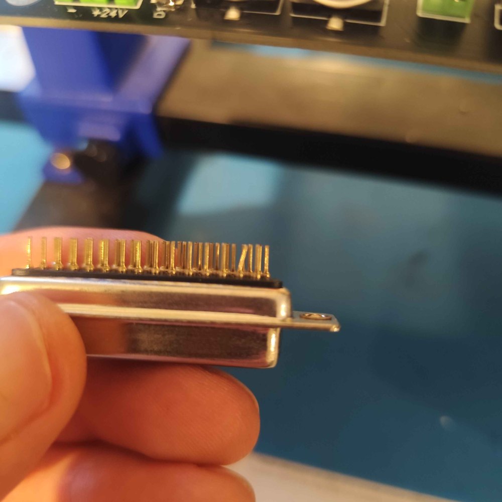 Connecteurs DB44 — vérification des pins (bien droits)