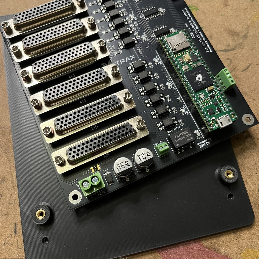 Fixation du PCB sur la plaque — photo 1